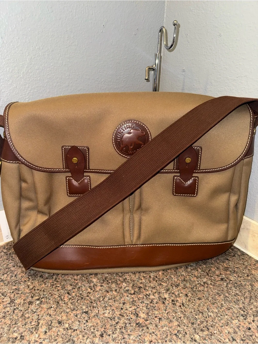 HUNTING WORLD “today Messenger Safari field Crossbody bag” like New